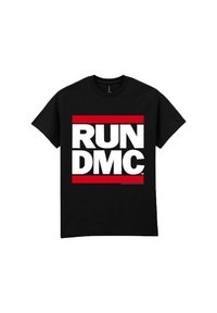 Svart bomull t-skjorte med fet hvit tekst "RUN DMC" inne i et rødt rektangel, korte ermer, rund hals.
