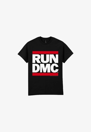 Mustat puuvillapaitat, joissa on rohkeaa valkoista tekstiä "RUN DMC" punaisessa suorakulmiossa, lyhyet hihat, pyöreä kaula-aukko.