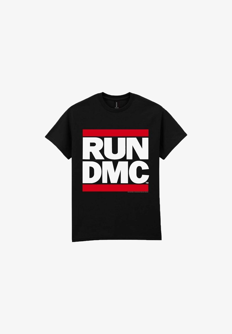 Černé bavlněné tričko s výrazným bílým textem "RUN DMC" uvnitř červeného obdélníku, krátké rukávy, design s kulatým výstřihem.