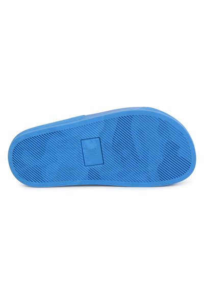 Suola di scarpa in gomma blu con motivo testurizzato per la presa, dettagli a logo rettangolare e accentuazioni rialzate per trazione e durata.