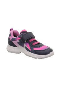Sportowe buty z granatowo-różowym wzorem, siateczkową cholewką, rzepem i białą podeszwą. Strukturalne powierzchnie oraz dynamiczne detale wzoru.