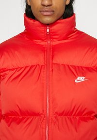 Nike Sportswear CLUB PUFFER - Jachetă de iarnă - university red/white