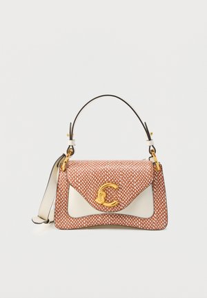 Καφέ και λευκή δερμάτινη τσάντα με σχέδιο, με χρυσό κούμπωμα, κορυφαία λαβή και ρυθμιζόμενο λουρί ώμου σε απλό φόντο.