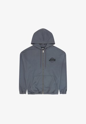 Sweatshirt cinza com fecho, capuz ajustável, punhos e bainha canelados. Apresenta um logotipo preto dos "Los Angeles Lakers" no peito.
