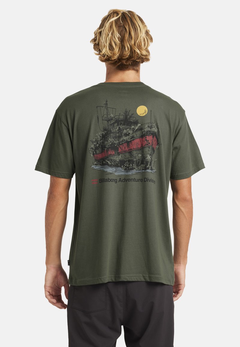 Roheline puuvillane T-särk, mille seljaosas on laeva graafika punaste detailide ja kollase päikesega. Lühikesed varrukad ja mugav lõige.