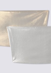 Due pochette rettangolari, una in tessuto metallico color oro e l'altra con finitura metallica color argento, con superfici lisce.