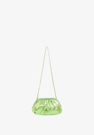 Metallic grüne Handtasche mit gerafftem Design und schlankem Tragegurt, mit glatter Oberfläche und runder Form. Geschlossener Oberteil ohne sichtbare Beschläge.