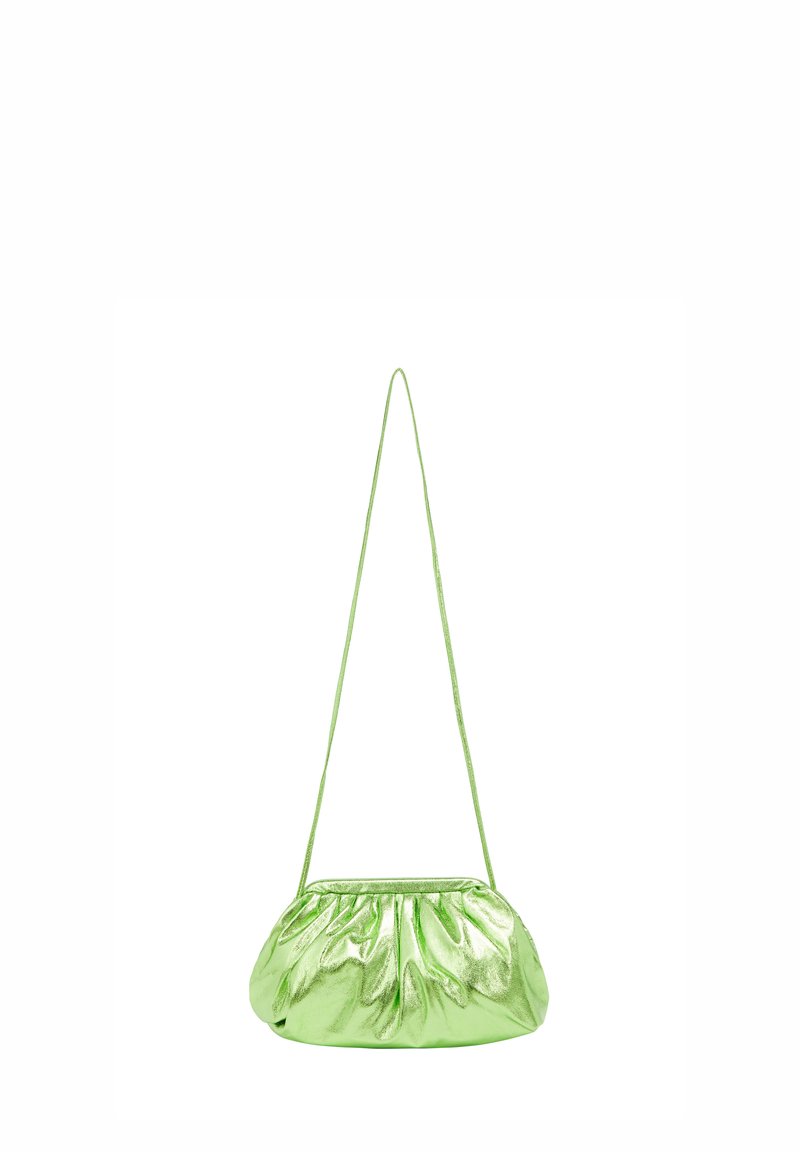 Metallisch groene handtas met een geraffineerd ontwerp en een slanke schouderband, gekenmerkt door een gladde textuur en een ronde vorm. Gesloten top zonder zichtbare hardware.