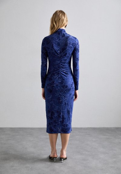 Stine Goya GATHERED LONG SLEEVE MIDI DRESS - Etuikleid - blue/multi-coloured