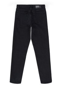 Jeans de mezclilla negra con corte ajustado, que cuentan con dos bolsillos traseros, una etiqueta en la cinturilla y costuras limpias. La tela tiene una ligera textura.