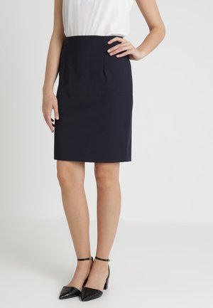 Gonna a matita blu navy con silhouette aderente, dettaglio di piega sottile in vita e lunghezza al ginocchio, realizzata in tessuto morbido.