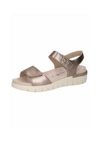Sandali metallici color rosé dorato con due fasce larghe, punta aperta e soletta imbottita con parte inferiore testurizzata bianca, che offre una vestibilità regolabile.