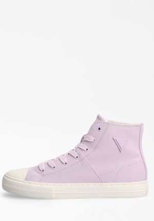 Sneaker alta in tela lavanda con punta e suola in gomma bianca, presenta un tessuto testurizzato, sei fori per i lacci e un logo sul lato.