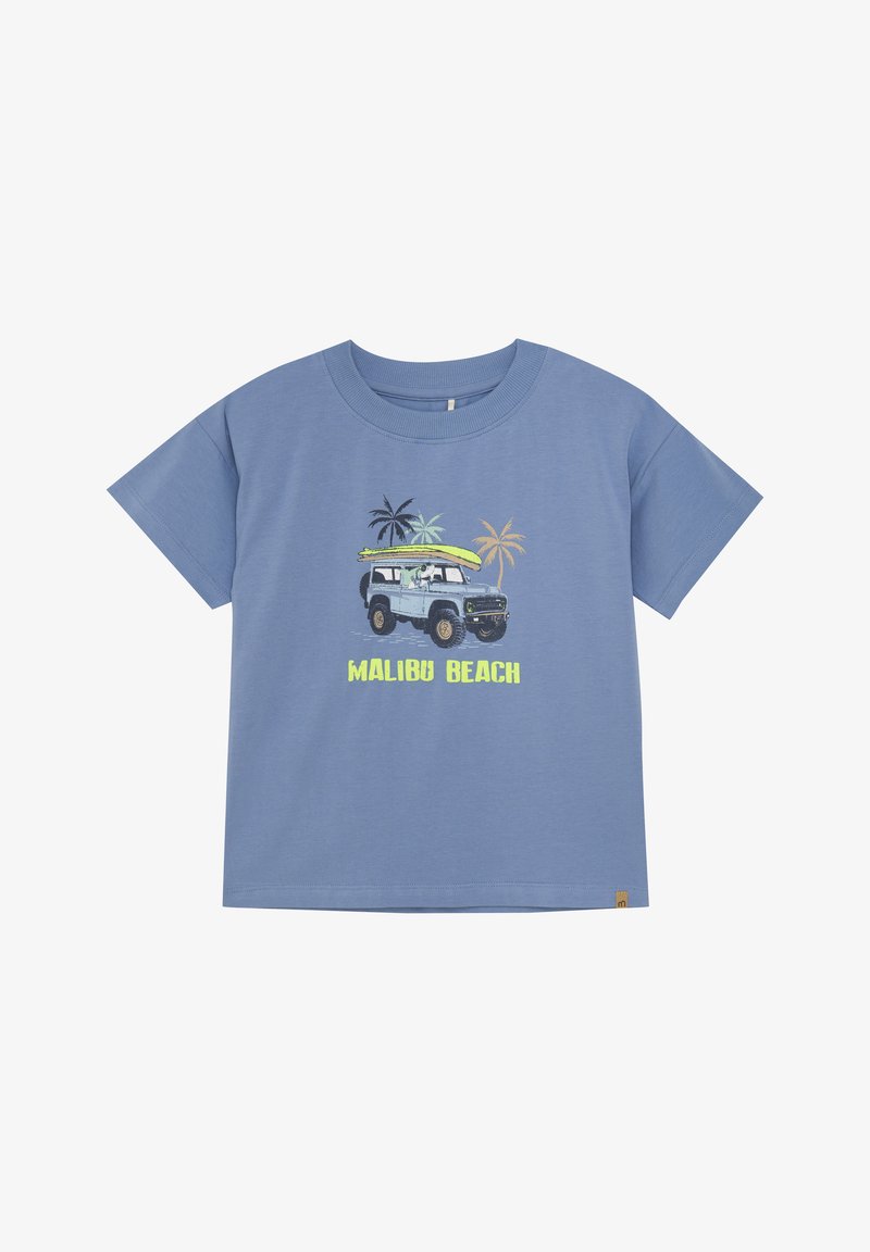 Lyseblå bomulds T-shirt med korte ærmer, der har et grafisk motiv af en bil med surfbrætter og palmetræer samt teksten "MALIBU BEACH".