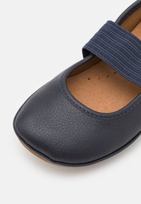Scarpa in pelle blu navy con punta arrotondata e fascia elasticizzata. Presenta dettagli cuciti e una soletta testurizzata, con una finitura liscia.
