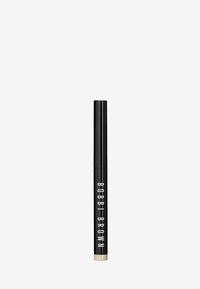 Zwarte eyelinerpen met een matte afwerking. Voorzien van een gouden accent aan de basis en vetgedrukte witte tekst met "BOBBI BROWN." Slanke, cilindrische vorm.