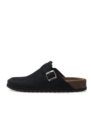 Schwarzer Slip-On-Clog mit silberner Schnalle, Kork-Fußbett und strukturierter schwarzer Sohle, seitlich auf weißem Hintergrund dargestellt.