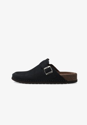 Schwarzer Slip-On-Clog mit silberner Schnalle, Kork-Fußbett und strukturierter schwarzer Sohle, seitlich auf weißem Hintergrund dargestellt.