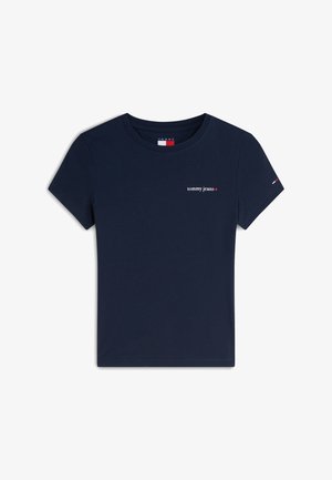 T-shirt bleu marine à manches courtes avec col rond, logo "tommy jeans" et étoile rouge sur la poitrine, avec un petit détail de drapeau sur la manche gauche.