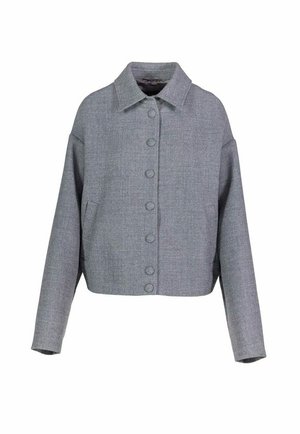 Szara krótka kurtka z zapięciem na guziki, zaostrzonym kołnierzem i dwiema bocznymi kieszeniami. Wykonana z teksturowanej tkaniny z subtelnym wzorem.