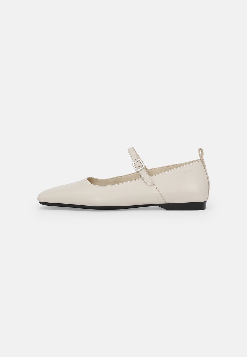 Bailarinas de charol blancas tipo Mary Jane con punta afilada, hebilla lateral y tacón negro bajo. Textura suave y diseño minimalista.
