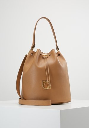 Lichtbruine leren bucket bag met goudkleurige trekkoordsluiting, bovenhandgreep, afneembare schouderriem en decoratieve gouden logo hanger.