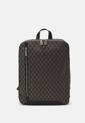 Mochila xadrez preta feita de tecido durável, com ferragens prateadas, fechos duplos e uma alça superior para fácil transporte.