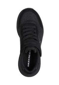 Schwarzer Skechers Sportschuh mit Mesh-Obermaterial, Schnürsenkeln und Klettverschluss, von oben betrachtet.