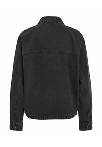 Svart dongeri jakke, avslappet passform, krage, synlige sømmer, sidelommer, lange ermer med knappede mansjetter, jevn tekstur, enkelt design.