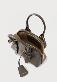 Γκρι δερμάτινη τσάντα με χρυσό φερμουάρ, διπλές λαβές και επισημάνσεις από λουριά. Διαθέτει εσωτερικές τσάντες και μια ετικέτα με το όνομα της μάρκας "PINKO."