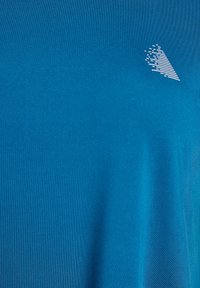 Tirkīza krāsas īsām piedurknēm t-krekls no gludas auduma ar baltu diagonālu līniju grafiku augšējā kreisajā pusē. Ar strukturētu apdari.