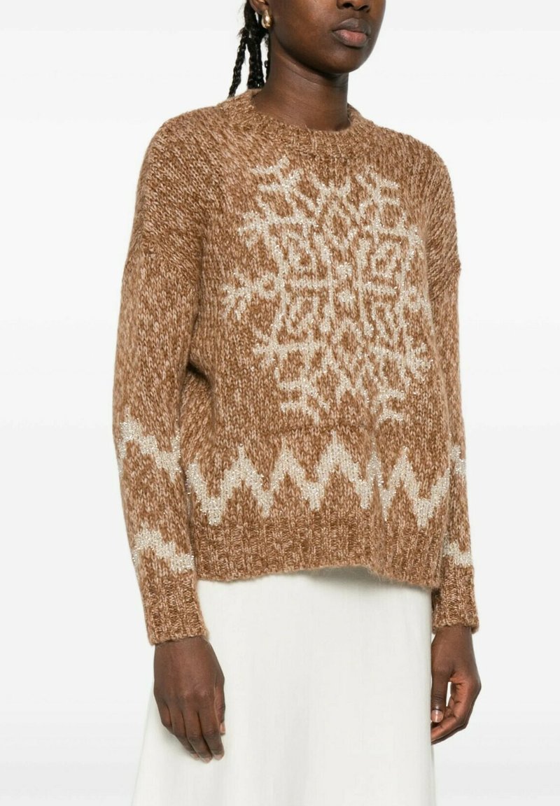 Maglione a maglia marrone con un motivo a fiocco di neve in crema e accenti a zigzag. Maniche lunghe, collo rotondo e vestibilità rilassata. Tessuto morbido.