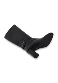 Botte noire en cuir montant jusqu'au genou avec un talon carré, un détail de boucle sur la tige, une texture lisse et un bout arrondi.