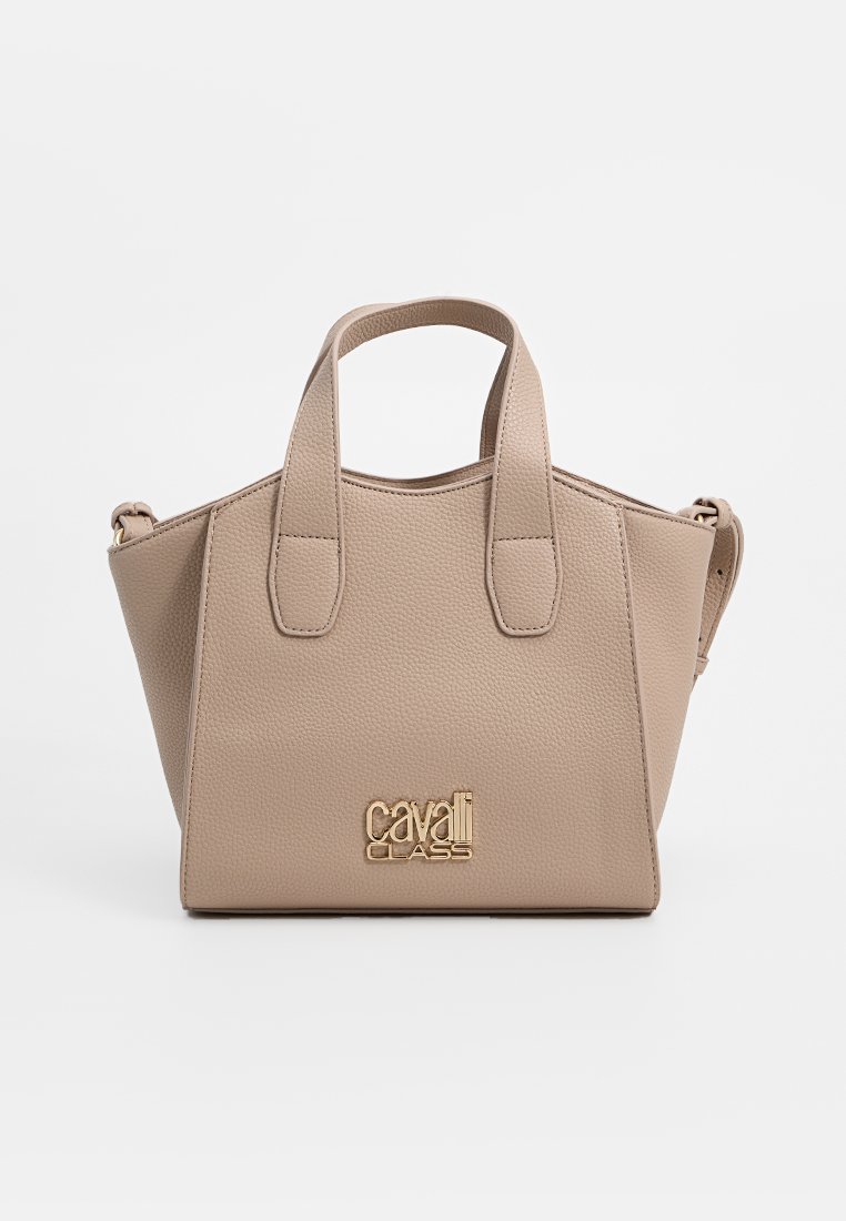 Bolso de mano texturizado en color beige con dos asas cortas, un acento de logo dorado y una correa de hombro ajustable. Diseño compacto y angular.