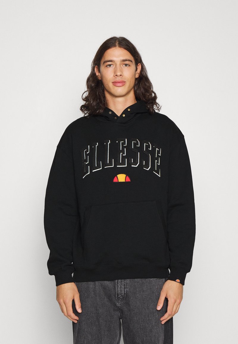 Zwarte hoodie met een logo waarop "Ellesse" prominent in een groot, vet lettertype staat. Bevat een voorzak en een verstelbare capuchon met metalen details.