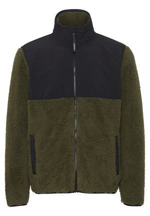 Polarowy zamek z wysokim kołnierzem. Olivkowa podstawa z czarnym syntetycznym wierzchem. Posiada zamek z przodu i boczne kieszenie. Teksturowany, miękki materiał.