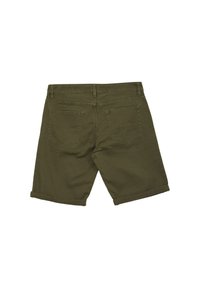 Pantaloni corti verde oliva con orlo arrotolato, realizzati in tessuto misto cotone. Presentano due tasche posteriori con flap angolati e una vita standard.