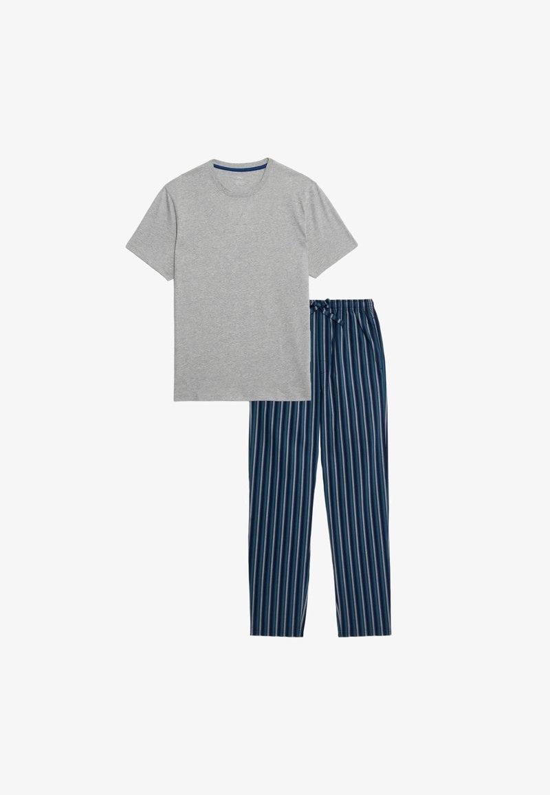 T-shirt grigia in cotone a maniche corte con collo tondo, abbinata a pantaloni da pigiama a righe blu e navy con vita regolabile.