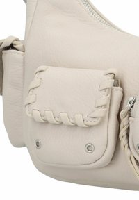 Bolso de mano de cuero beige con acentos trenzados, superficie texturizada, cierre de cremallera y un pequeño bolsillo delantero con broches a presión.