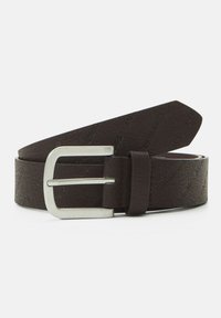 Cinturón de cuero marrón con marca estampada, que cuenta con una hebilla metálica rectangular en plata y una superficie texturizada. Diseño clásico con extremo cónico.