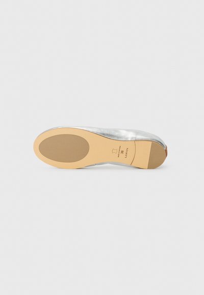 Zilveren ballerina met een glad metaaloppervlak en een crèmekleurige rubberen zool. Beschikt over een afgeronde neus en minimale accenten.