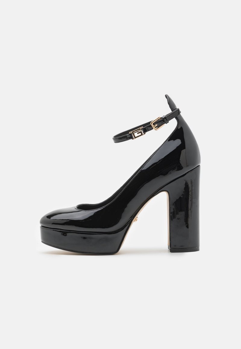 Chaussure à plateforme à talon haut en cuir verni noir avec bout arrondi et bride de cheville à boucle dorée, dotée d'un talon bloc épais et haut.