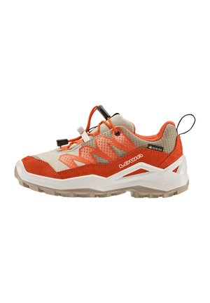 Chaussures de randonnée orange et beige avec une tige en mesh, des détails texturés, une semelle rembourrée et un système de laçage à tirette pour un maintien sécurisé.
