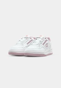 Białe sneakersy z skórzaną cholewką, różowymi akcentami, okrągłym noskiem, perforowanymi detalami oraz teksturowaną gumową podeszwą. Logo z boku.
