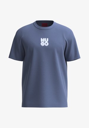 Niebieski bawełniany T-shirt z okrągłym dekoltem i krótkimi rękawami, z dużym białym logo "HUGO" nadrukowanym z przodu w stylu kapiącym.