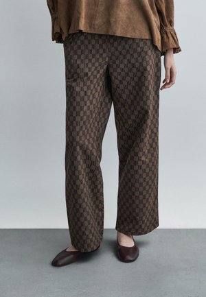 ALBAN - Nadrágok - dark mahogany