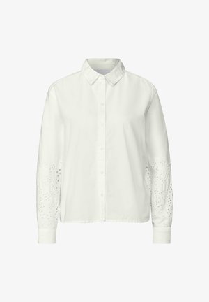 Biała koszula zapinana na guziki z kołnierzykiem, z długimi rękawami i misternymi detalami w formie oczek na rękawach. Wykonana z lekkiego materiału.
