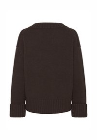 Pull en maille brun avec un col et des poignets côtelés, offrant une coupe décontractée et un tissu texturé, vu de dos.