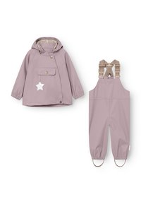 Giacca da pioggia lilla con cappuccio e tasca frontale. I pantaloni a salopette coordinati presentano spalline regolabili e polsini elasticizzati per una vestibilità sicura.