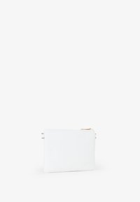 Borsa a tracolla bianca trapuntata con superficie testurizzata, dotata di chiusura con zip dorata e design minimalista. La forma compatta ne migliora la portabilità.